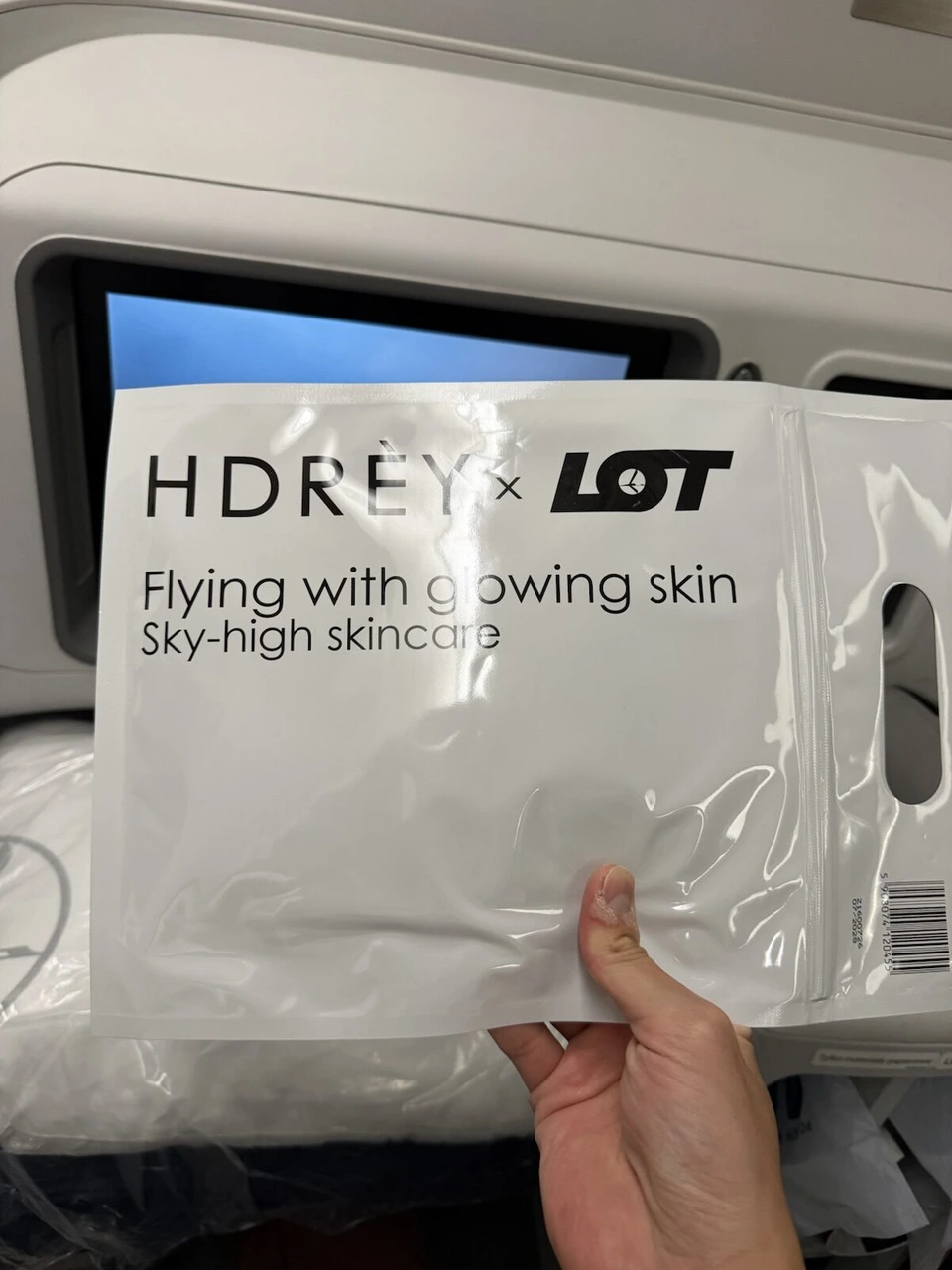 HDRÈY×LOTのスキンケアの白い袋。Flying with glowing skinの文字