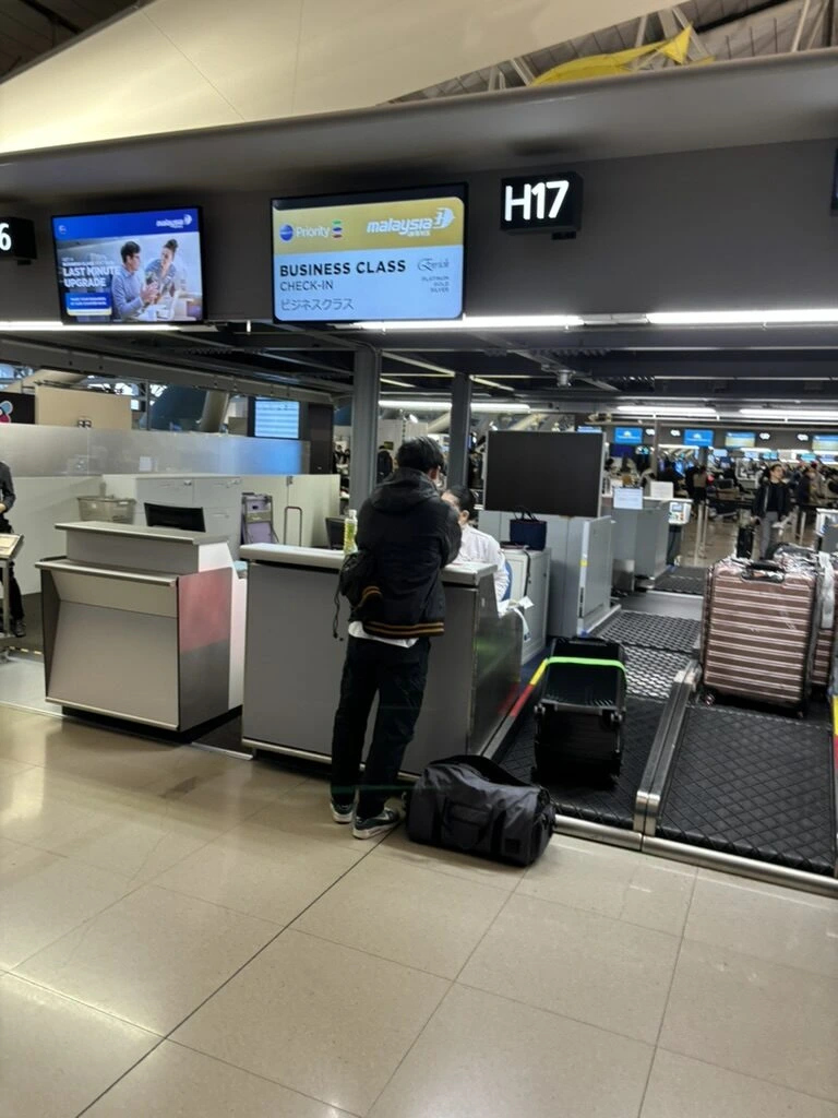 関西空港のマレーシア航空チェックインカウンター(H列)