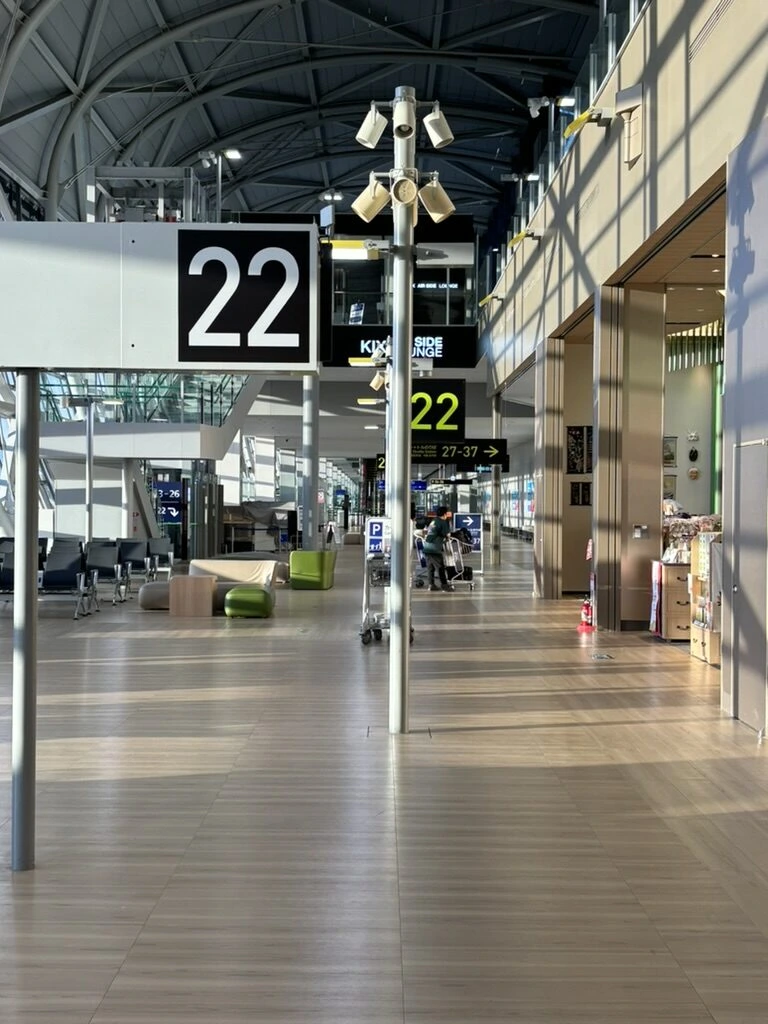 朝の関西空港の搭乗口エリア。22番ゲートの表示