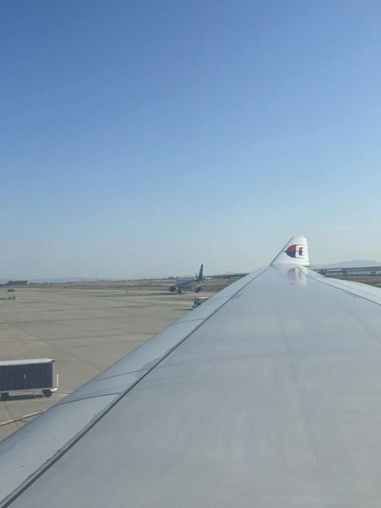 地上走行中のMH053(A330)の窓から見た主翼と関空の滑走路