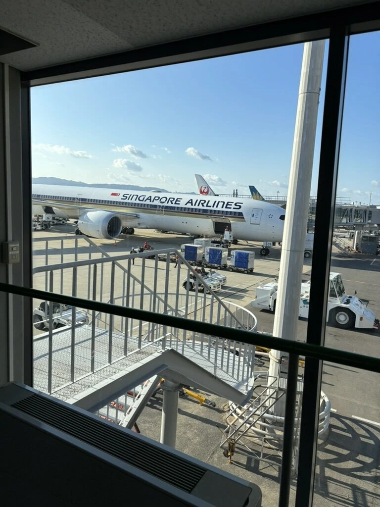 関空サクララウンジの窓から見たシンガポール航空の機体
