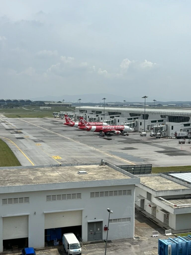 KLIAの上の階から見た駐機場とエアアジアの赤い機体
