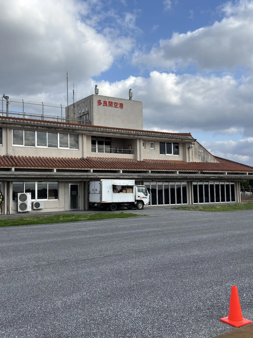 多良間空港ターミナルの正面。屋上に多良間空港の文字