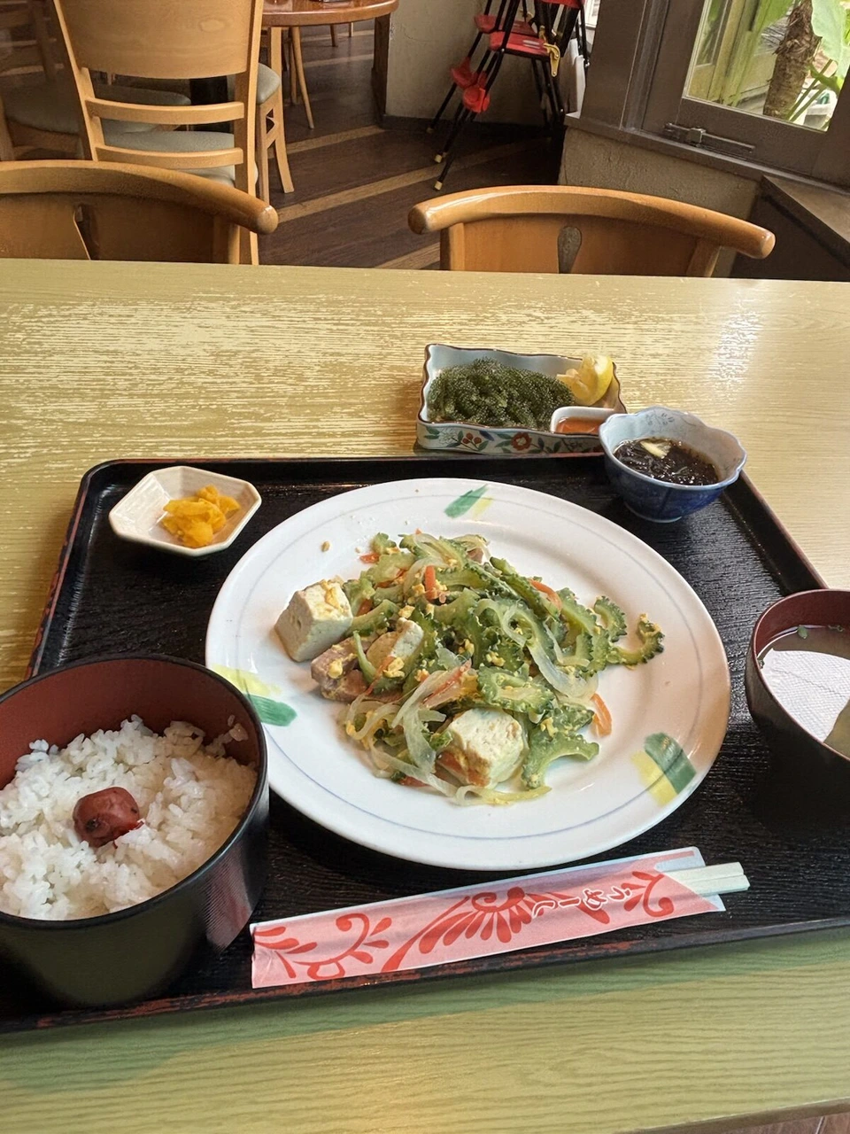 宮古空港の食堂の定食。ゴーヤーチャンプルー風の炒め物とご飯、小鉢