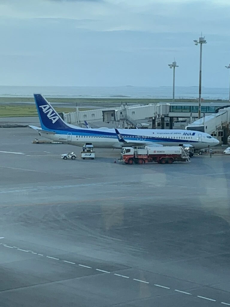 那覇空港に駐機中のANAの737と給油車