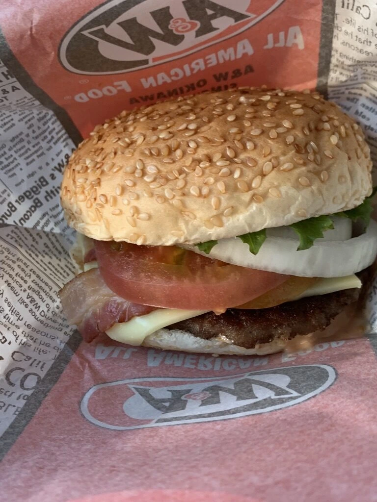 那覇空港のA&Wで買ったハンバーガー。トマト、オニオン、レタス入り