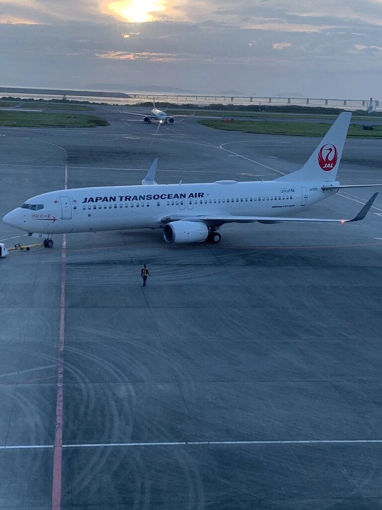 夕日を背に駐機場に止まる日本トランスオーシャン航空の737