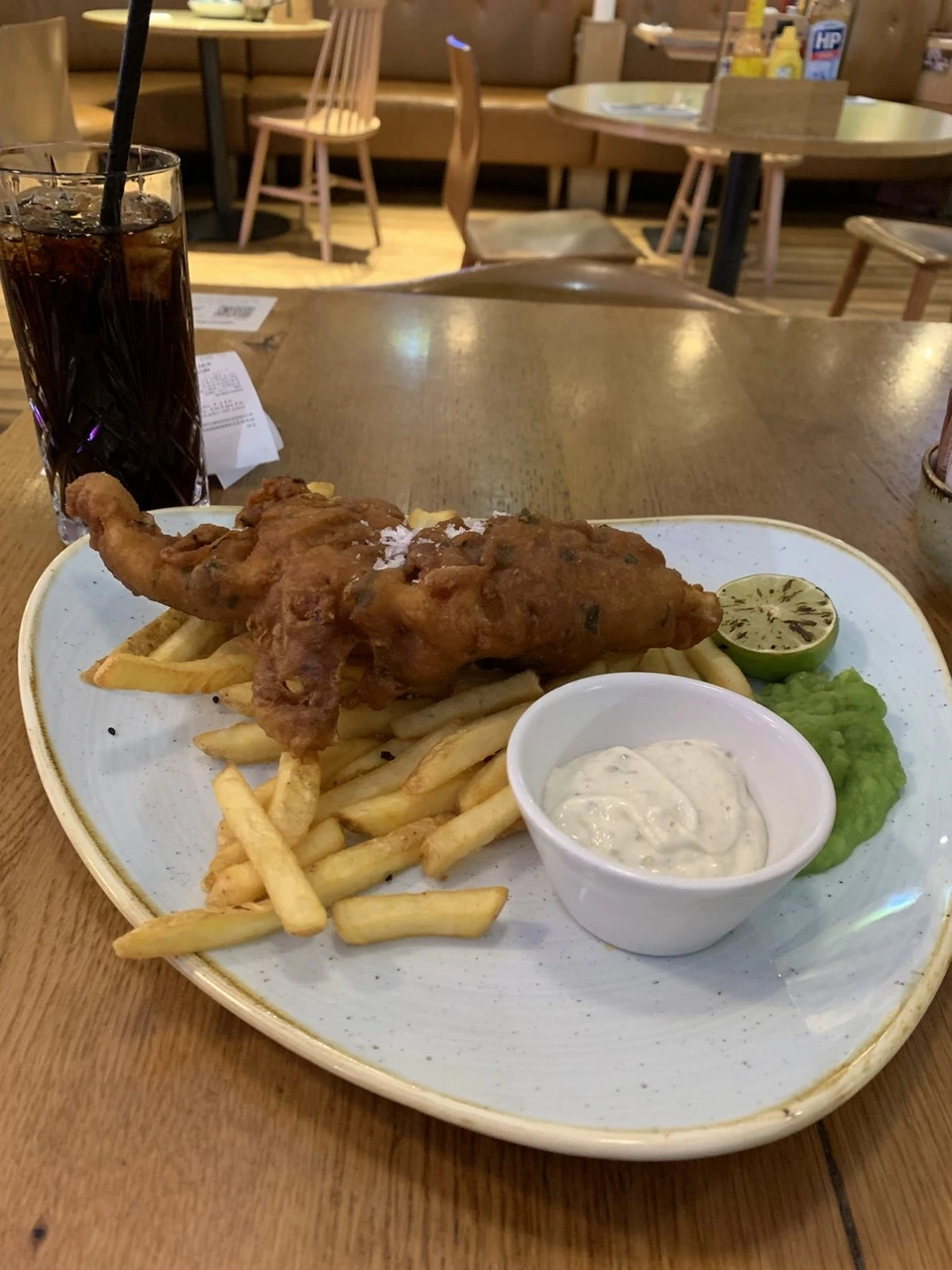 ヒースロー空港で出発前に食べたフィッシュ&チップス。大きな白身魚のフライとポテト、タルタルソース、グリーンピースのペースト、コーラ