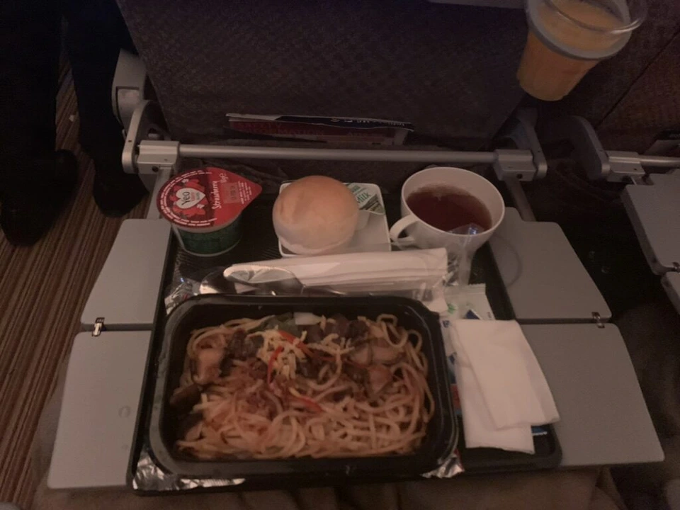 SQ321の2回目の食事のトレー全体。麺のメイン、パン、ジャム、紅茶