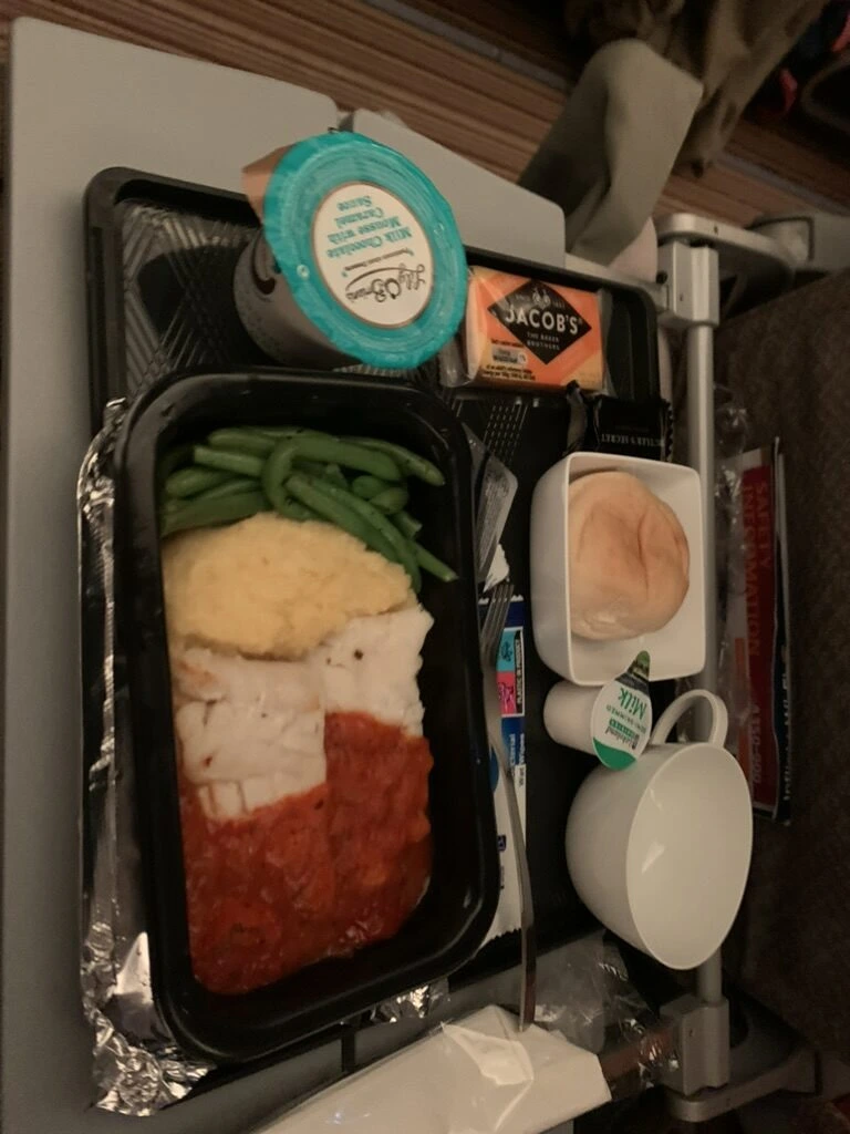 SQ321のタラとポレンタのメインを上から