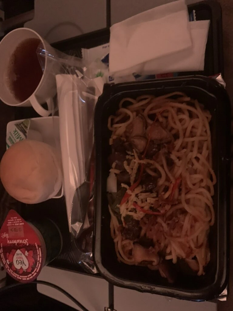 SQ321の2回目の食事。焼きそばのような麺、パン、紅茶