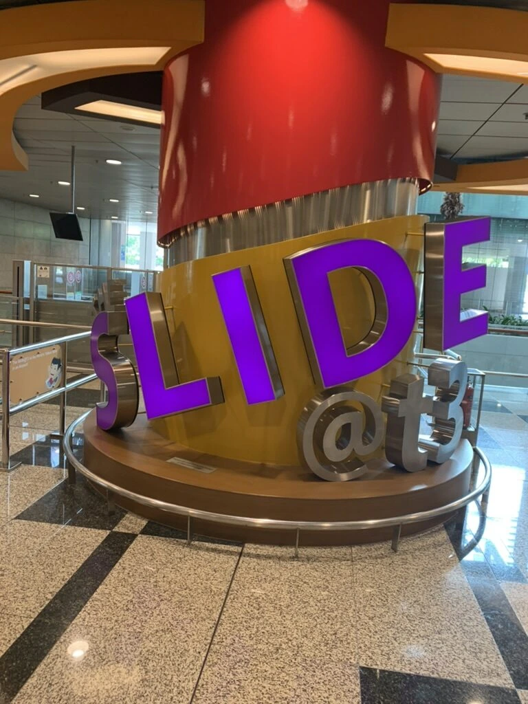 チャンギ空港ターミナル3のSlide@T3の看板
