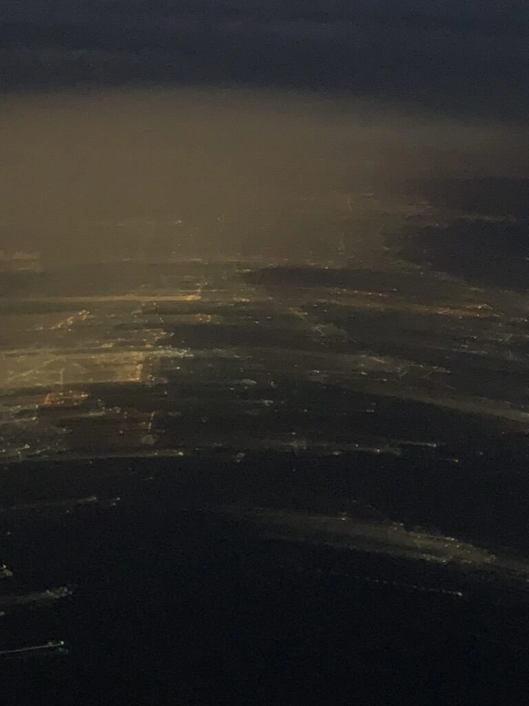 夜の機窓から見た地上の街の明かり
