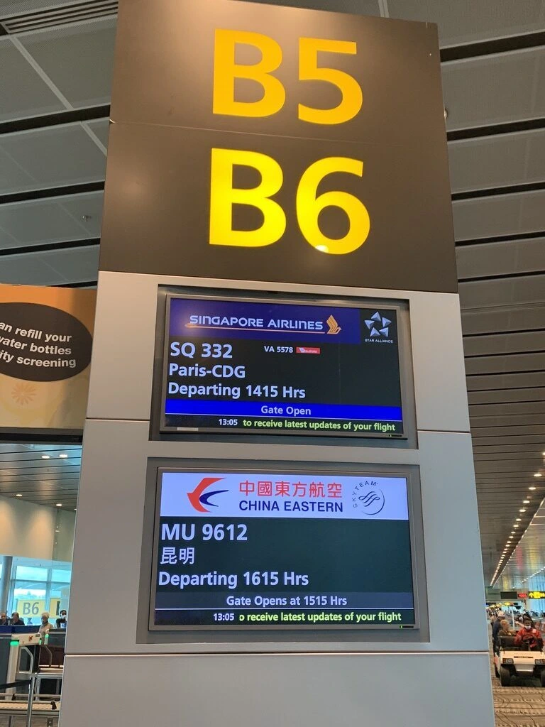 B5・B6ゲートの案内板。SQ332パリ行きと中国東方航空の昆明行き
