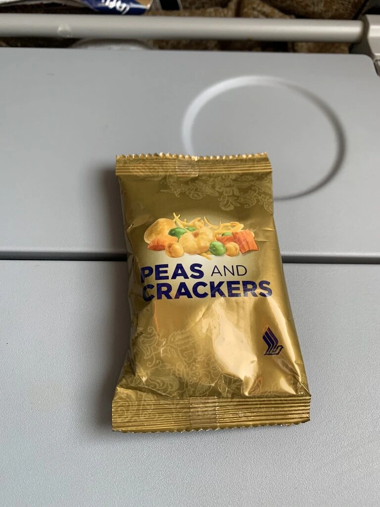 シンガポール航空の金色の袋入りスナックPEAS AND CRACKERS
