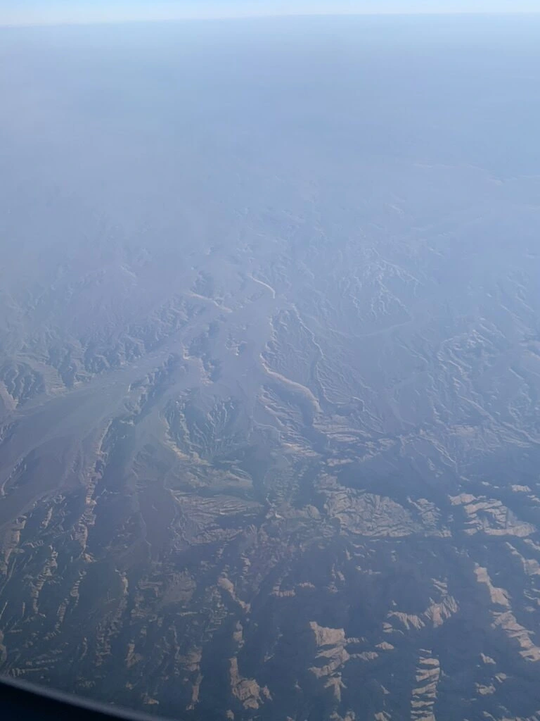 SQ332の機窓から見下ろした乾燥した山岳地帯