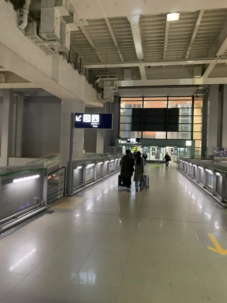 関空のエアロプラザから第1ターミナルへ続く連絡通路