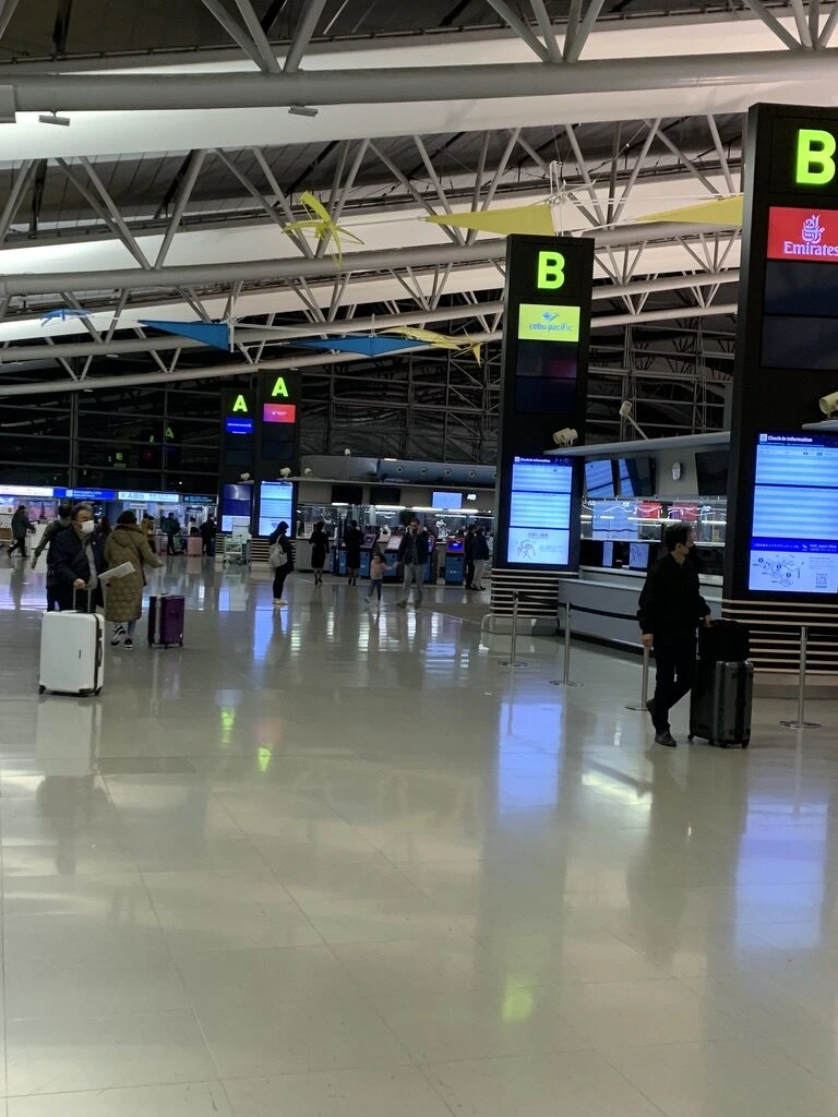 関空第1ターミナル4階の出発ロビー。Bカウンターの案内