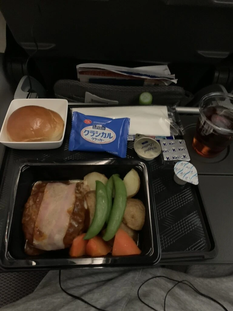 SQ623の機内食のトレー全体。パン、クラッカー、チーズ、紅茶