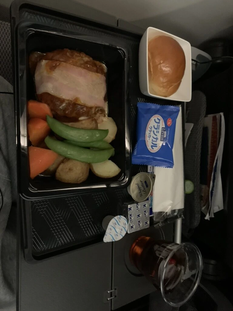 SQ623の機内食。ハムをのせた肉料理、にんじん、スナップえんどう、じゃがいも、パン、クラッカー