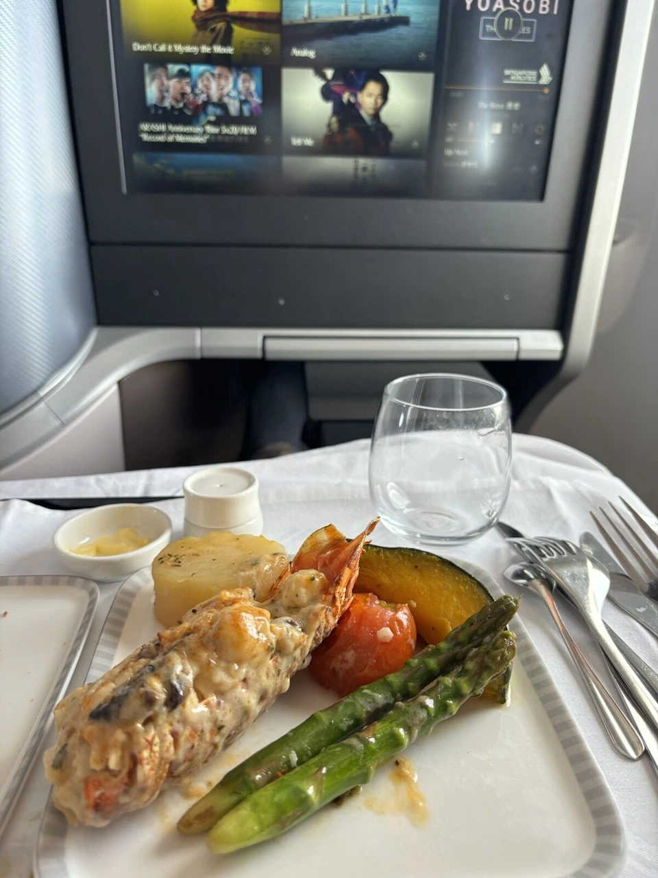 SQ900ビジネスクラスの機内食のメイン。ロブスターのグラタン風の料理に、アスパラガス、トマト、かぼちゃ、ポテト