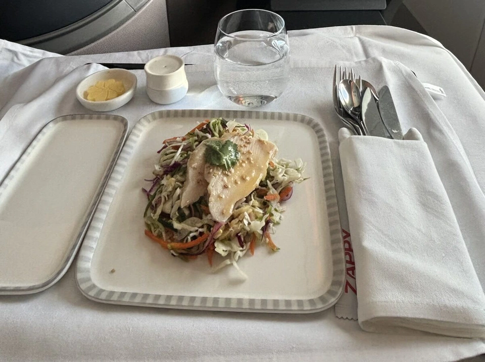 前菜。千切り野菜の上に鶏肉のような身とソース