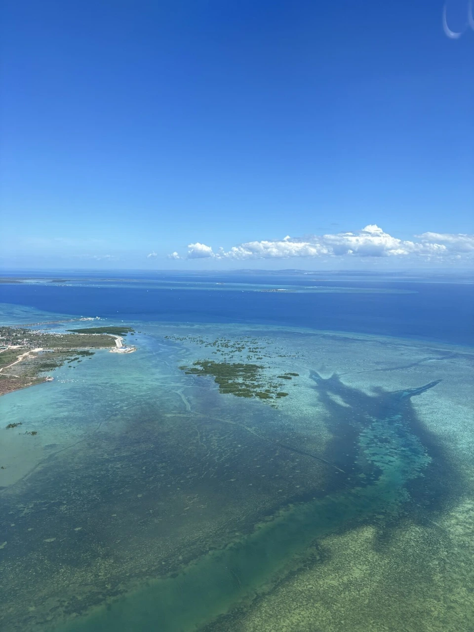 着陸前の機窓から見たセブ近くの浅い海とサンゴ礁