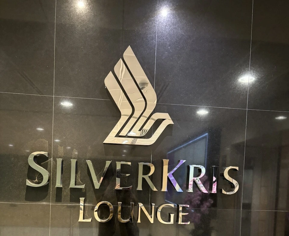 チャンギ空港第2ターミナルのSilverKrisラウンジ入口。黒い石の壁にシンガポール航空のロゴとSILVERKRIS LOUNGEの文字