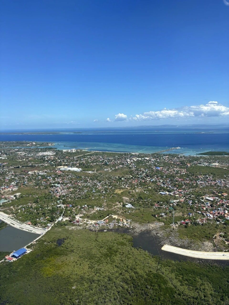 マクタン島の住宅地と道路、奥に海