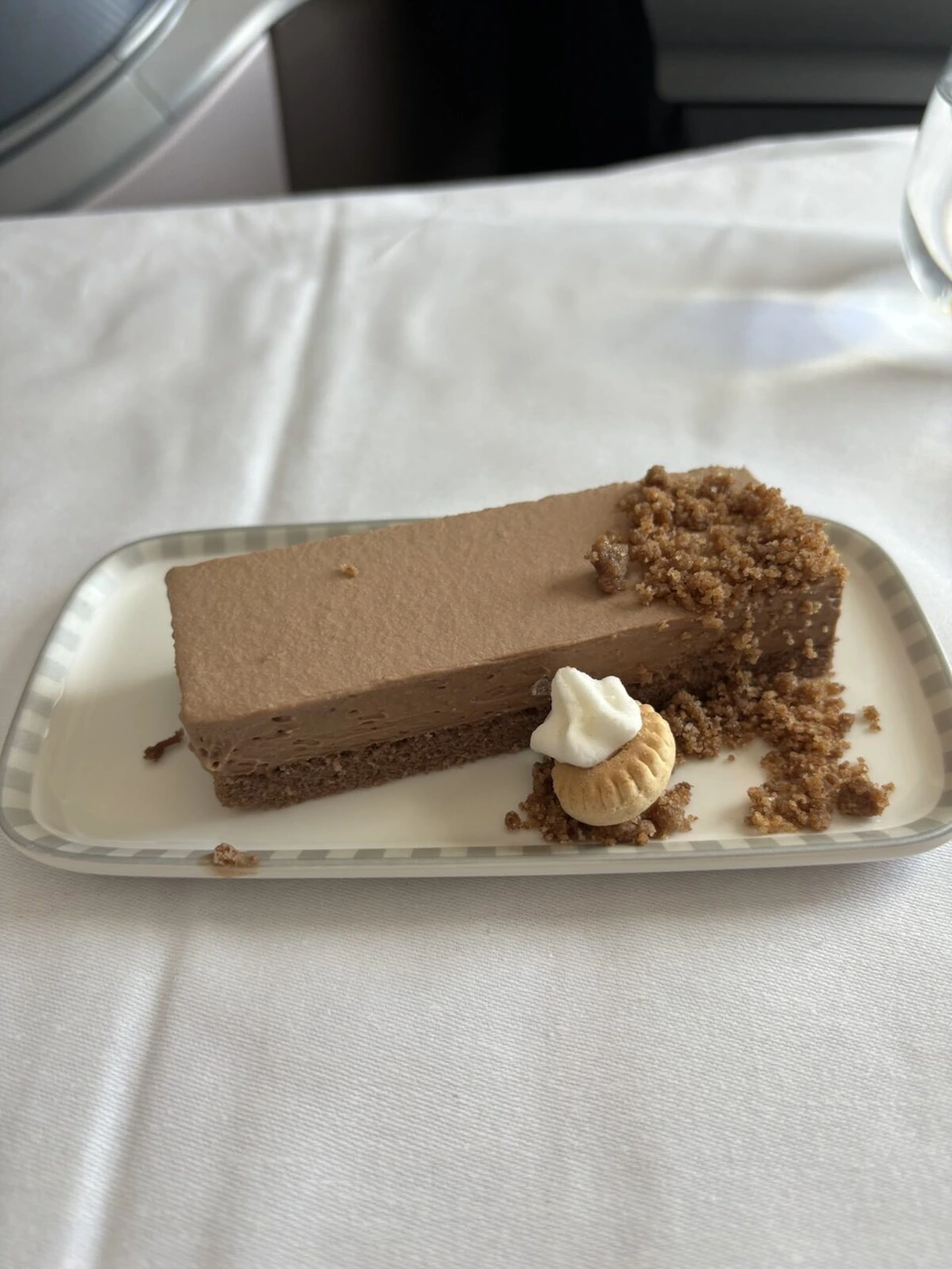デザート。チョコレートのムースケーキとクランブル、小さなタルト