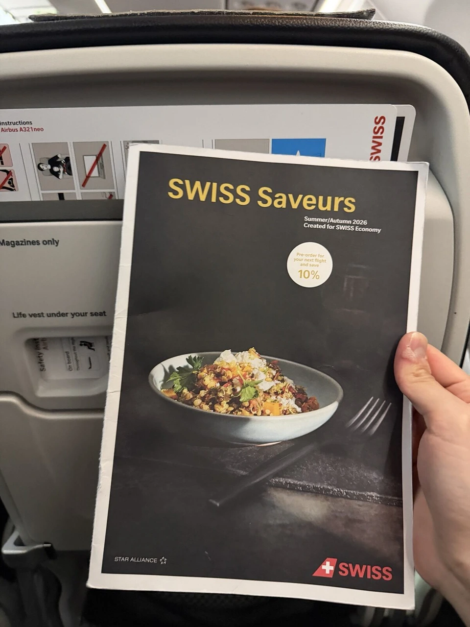 座席の背のポケットから出したSWISS Saveursの機内販売のメニュー