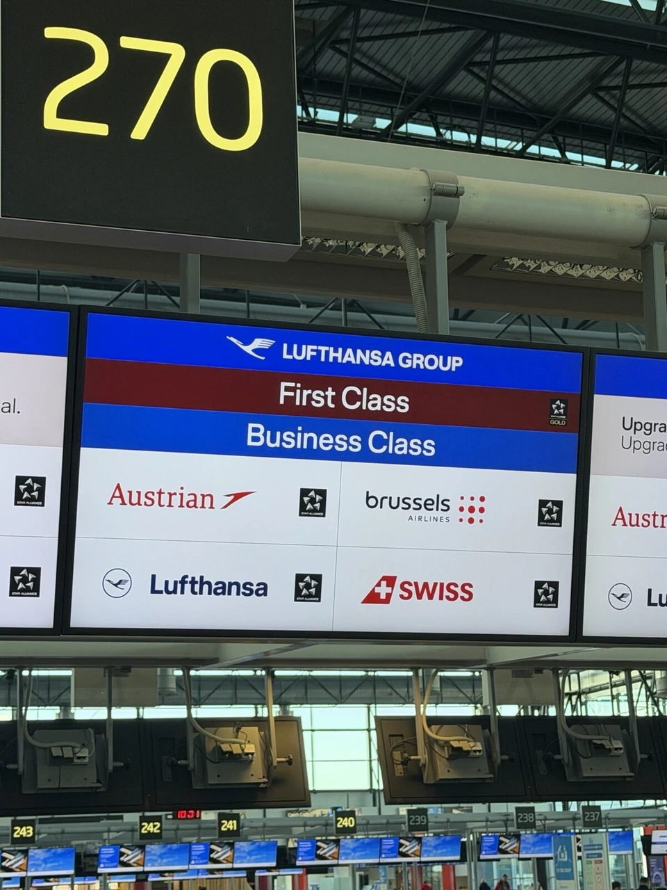 プラハ空港のルフトハンザグループのカウンター。270番の表示と、ファーストクラス・ビジネスクラスの案内、Austrian、brussels、Lufthansa、SWISSのロゴ