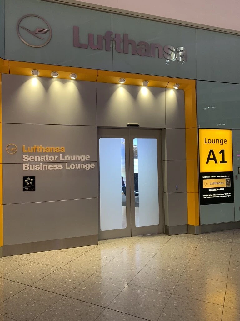 ヒースロー第2ターミナルのLufthansa Senator Lounge / Business Loungeの入口と「Lounge A1」の案内