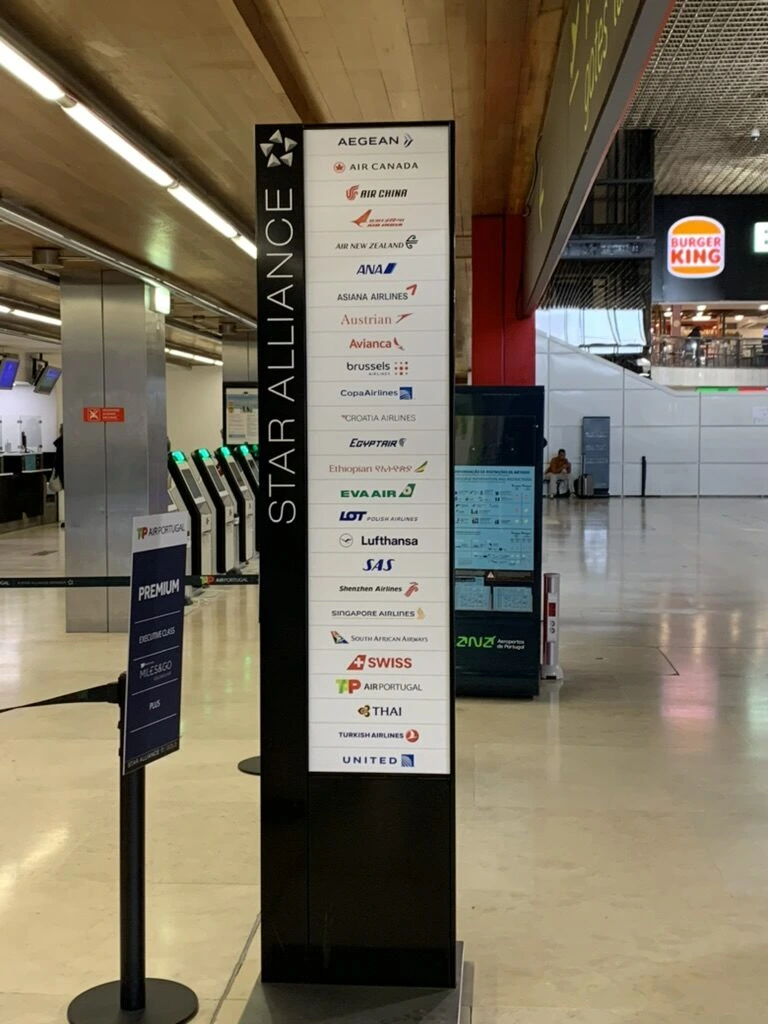 リスボン空港のTAP Premium Customer Centre横の、スターアライアンス加盟社のロゴが並ぶ案内ポール