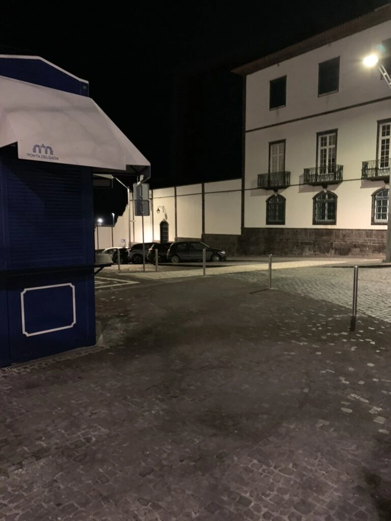 夜のポンタデルガダの石畳の広場と白い建物
