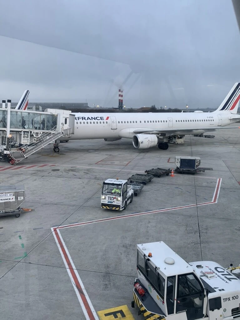 パリ・シャルルドゴール空港で搭乗橋につながったエールフランスの機体と地上車両