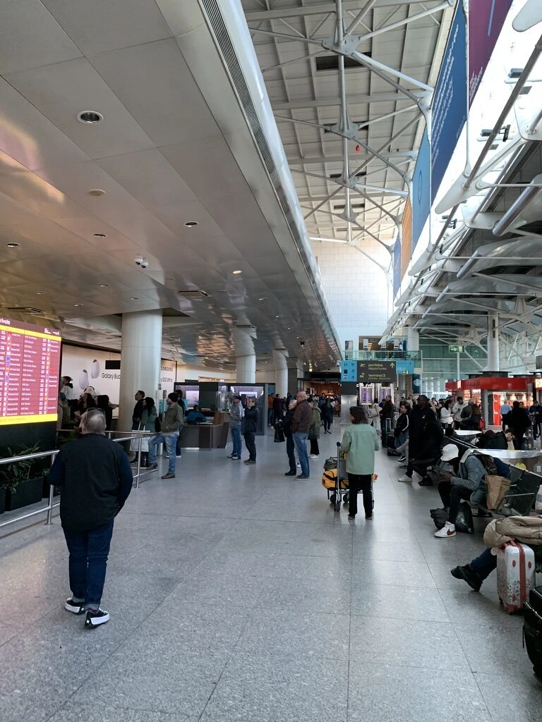 リスボン空港の到着ロビー。高い天井と出発案内板