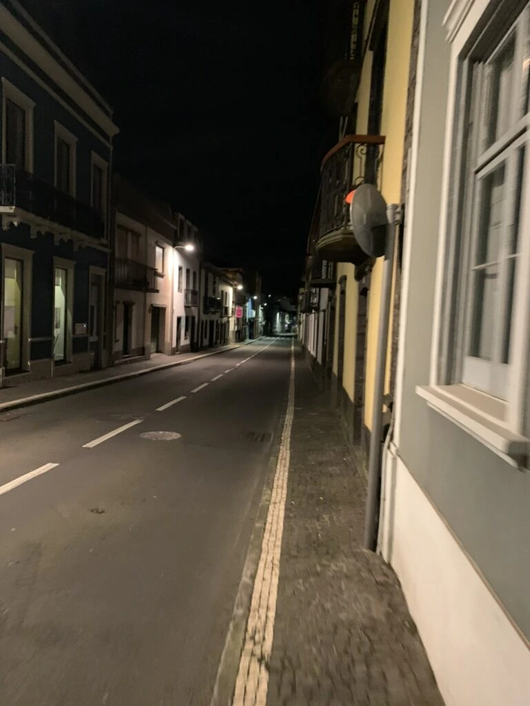夜のポンタデルガダの通り。白い壁の建物が並ぶ
