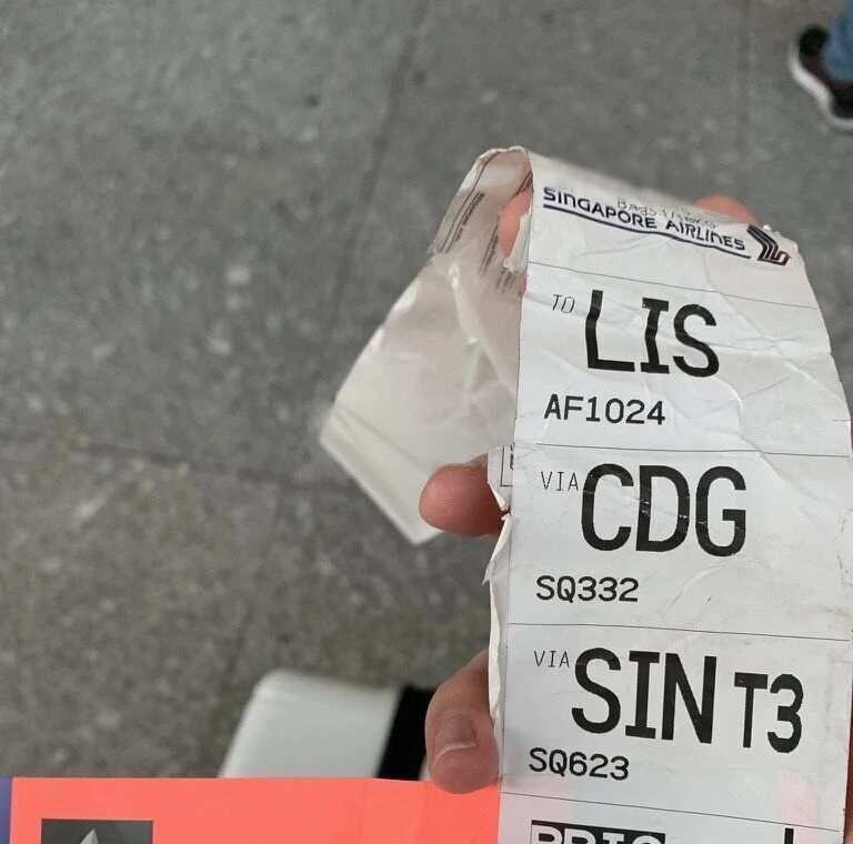 シンガポール航空のバゲージタグ。LIS AF1024、CDG SQ332、SIN T3 SQ623、PRIORITYタグ