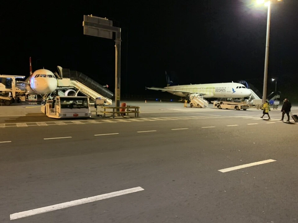 夜明け前のポンタデルガダ空港の駐機場。タラップが付いたTAP機とアゾレス航空の機体