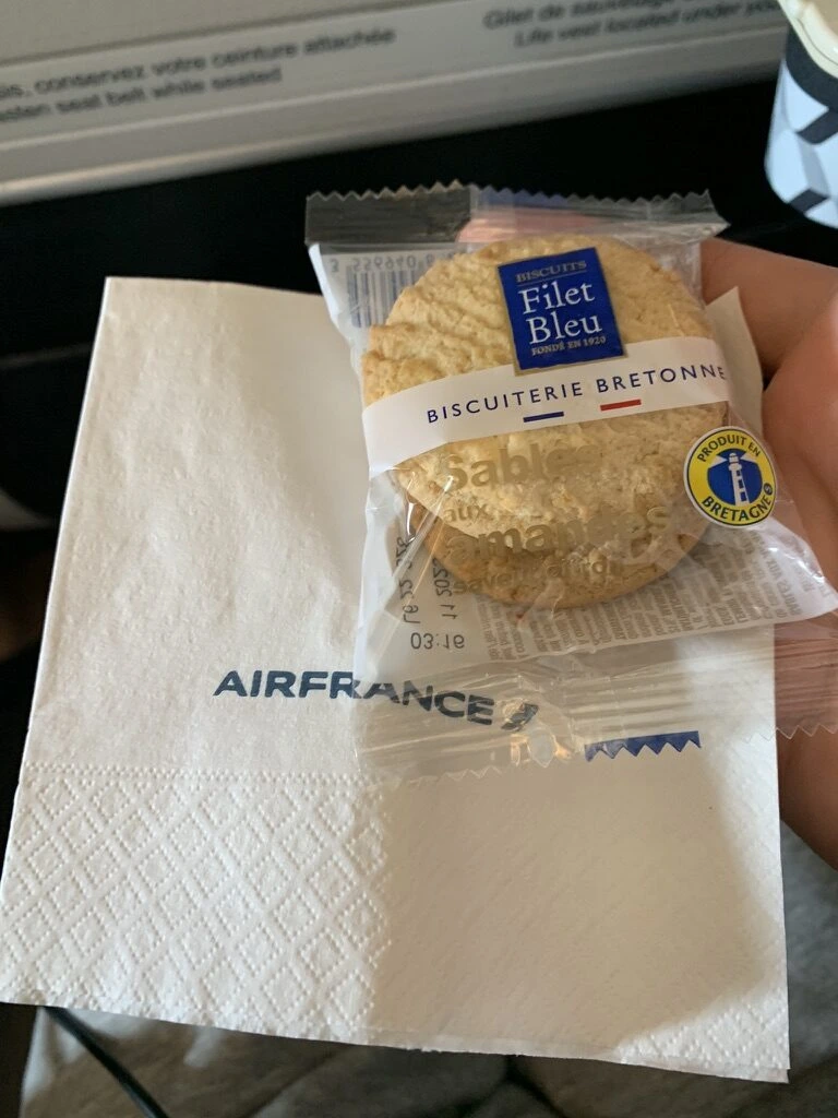 エールフランスAF1024の機内で配られたナプキンと、袋入りのビスケットFilet Bleu