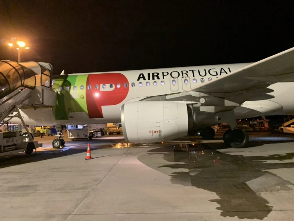 ポンタデルガダ空港でライトに照らされたTAP機のエンジンとAIR PORTUGALのロゴ