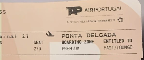 TAPポルトガル航空の搭乗券の一部。行き先はPONTA DELGADA、BOARDING ZONEはPREMIUM、ENTITLED TOはFAST/LOUNGE