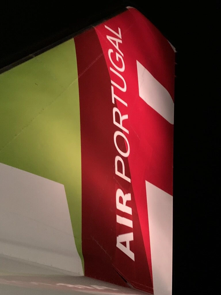 ライトアップされたTAPの尾翼。赤と緑にAIR PORTUGALの文字