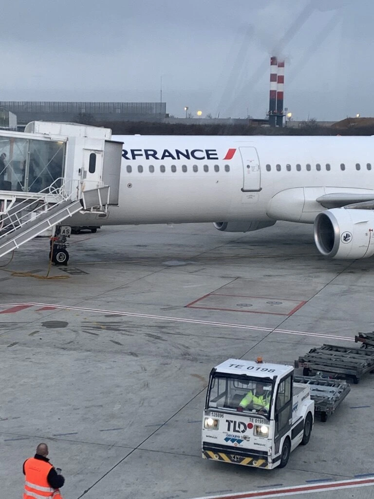 搭乗橋とエールフランス機のエンジン付近