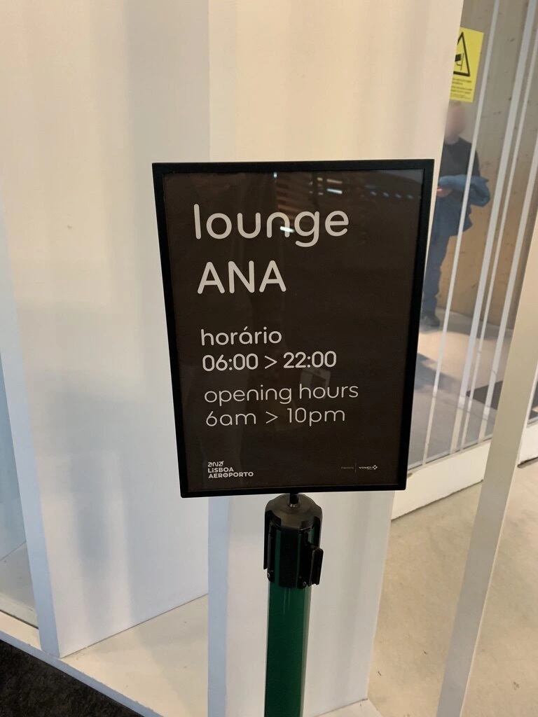 リスボン空港の「lounge ANA」の看板。営業時間6:00〜22:00