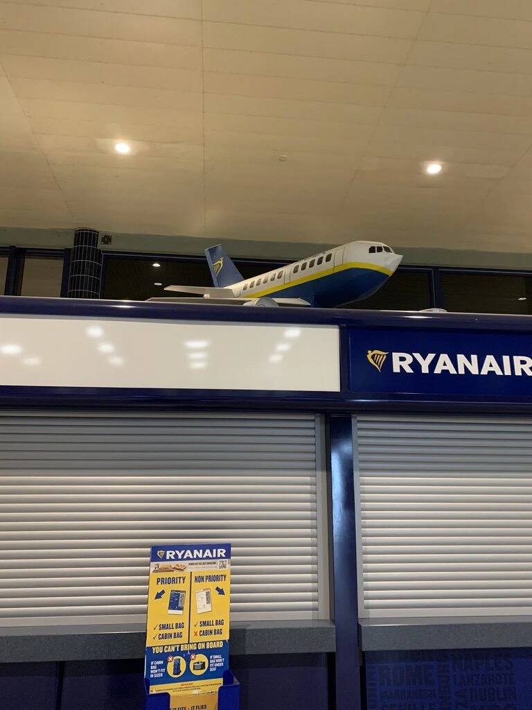 シャッターの閉まったライアンエアーのカウンターと、上に飾られた飛行機の模型