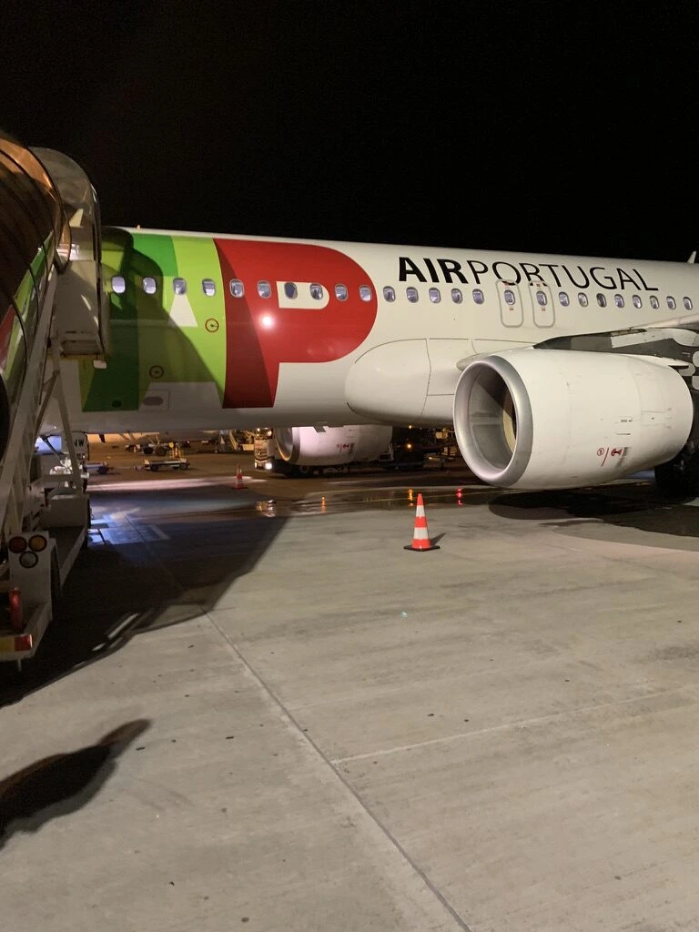 ポンタデルガダ空港でTP1864の前方ドアにかかったタラップと、TAPの赤いPのロゴ、エンジン