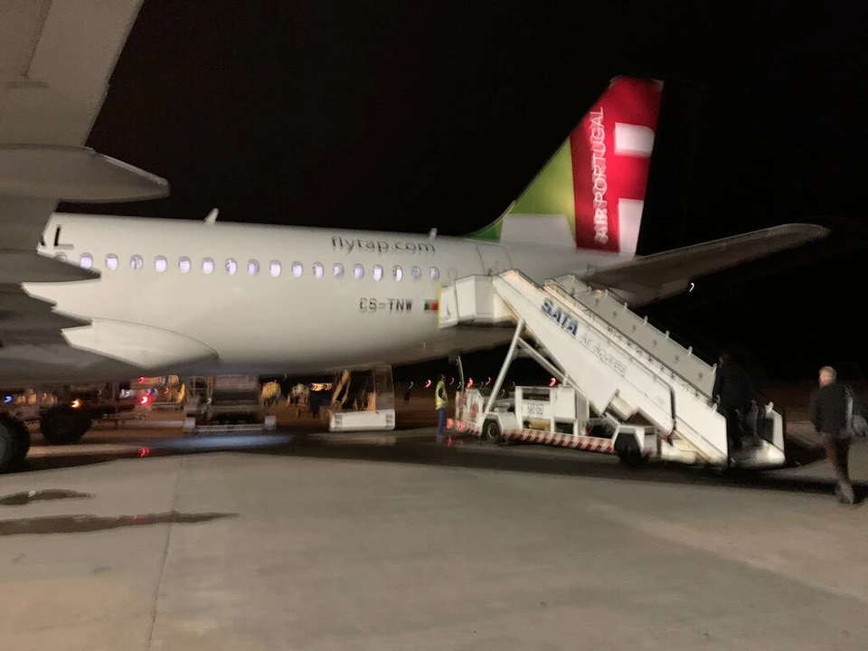 機体後方のドアにかかった「SATA Air Açores」と書かれたタラップと、赤と緑の尾翼