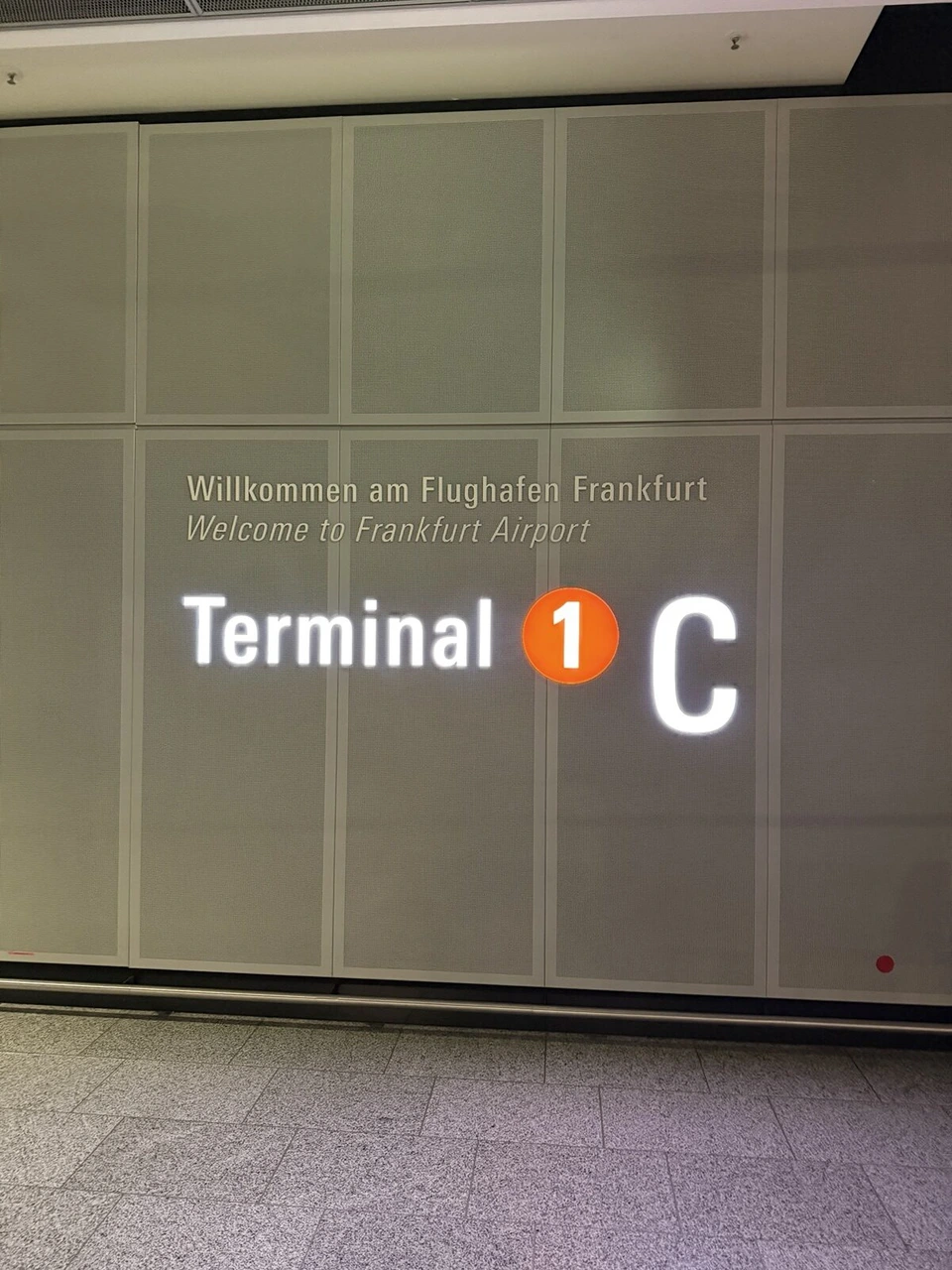フランクフルト空港の壁に光るTerminal 1 Cの表示
